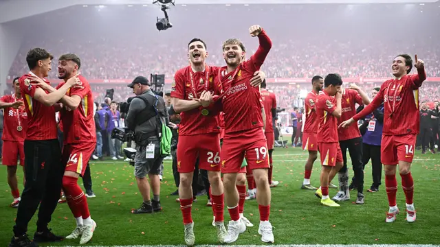 Penantian Panjang Usai, Liverpool Angkat Trofi Juara Liga Inggris di Anfield