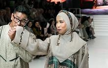 Aksi Kocak Fitrop di Panggung Catwalk, Malah Ngereog Usai Tangannya Dicium Suami