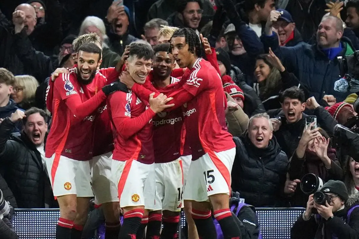 Selebrasi Lisandro Martinez dkk. dalam laga Premier League antara Fulham vs Manchester United, Senin (27/1/2025). (c) AP Photo/Kirsty Wigglesworth