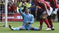 Dean Henderson tengah menjadi sorotan usai penampilan apiknya yang membuat Nottingham Forest berhasil mengantongi kemenangan perdana di Liga Inggris musim 2022/2022. (AP/Rui Vieira)