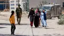 Dengan ketat, militer Israel mengawasi warga Palestina yang mengungsi meninggakan kamp pengungsi Tulkarem. (Jaafar ASHTIYEH/AFP)
