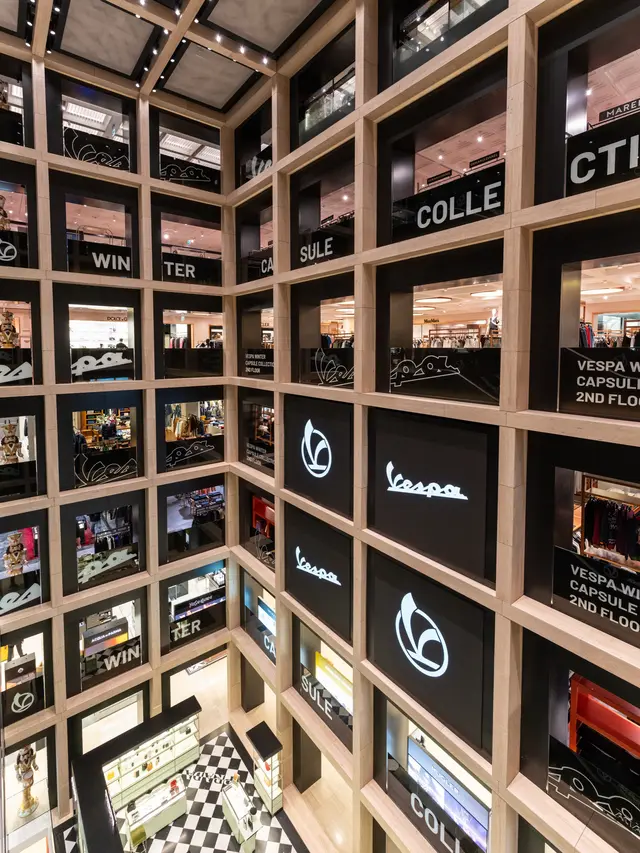 Di lantai dua Rinascente, Vespa merayakan peluncuran pop-up store pertamanya, yang menampilkan koleksi musim dingin terbaru.