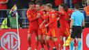 Bek Wales, Rhys Norrington-Davies (tengah) merayakan dengan rekan setimnya setelah mencetak gol ke gawang Belanda selama pertandingan grup A4 UEFA Nations League di stadion Cardiff City di Cardiff, Wales selatan, Kamis (9/6/2022). Belanda menang tipis atas Wales 2-1. (AFP/Geoff Caddick)