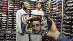 Seorang pria mencoba topi tradisional dalam persiapan untuk bulan puasa Ramadhan yang akan datang, di Peshawar, Pakistan, Sabtu (2/4/2022). Bulan Ramadhan atau sering kita sebut bulan puasa adalah bulan yang di tunggu-tunggu oleh umat Islam di seluruh dunia. (AP Photo/Muhammad Sajjad)