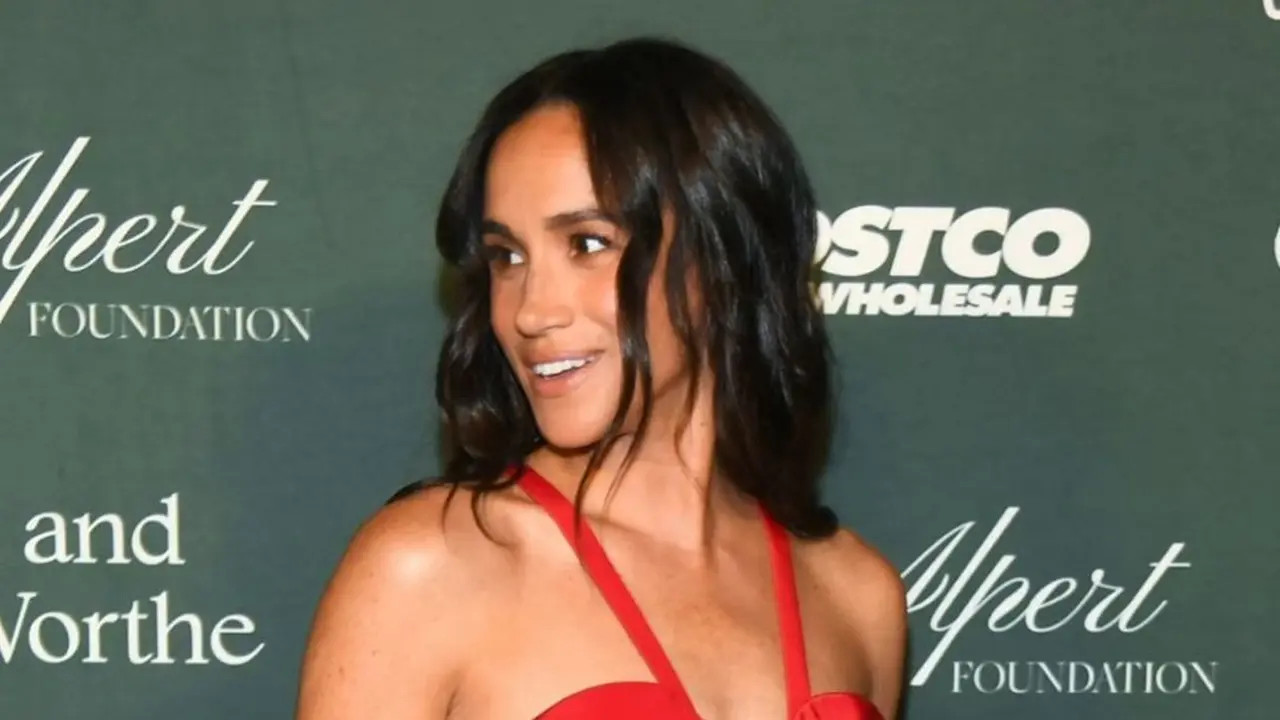 Tanpa Pangeran Harry, Meghan Markle Tetap Percaya Diri dengan Gaya Berani Kenakan Gaun Lawas