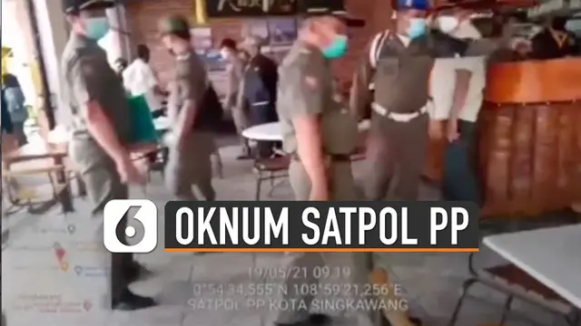 Seorang oknum nampak menendang kursi kafe yang tertata rapi.