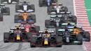 Start dari posisi terdepan, Verstappen langsung tancap gas memimpin balapan. Hamilton yang mendapat pole kedua mencoba menempel Verstappen di awal balapan. (Foto: AP/Pool/Darko Vojinovic)