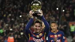 Bintang Barcelona, Lionel Messi, pamer Piala Ballon d'Or jelang laga melawan Athletic Bilbao. Gelar pesepak bola terbaik dunia itu merupakan yang kelima kalinya bagi Messi. (AFP/Lluis Gene)