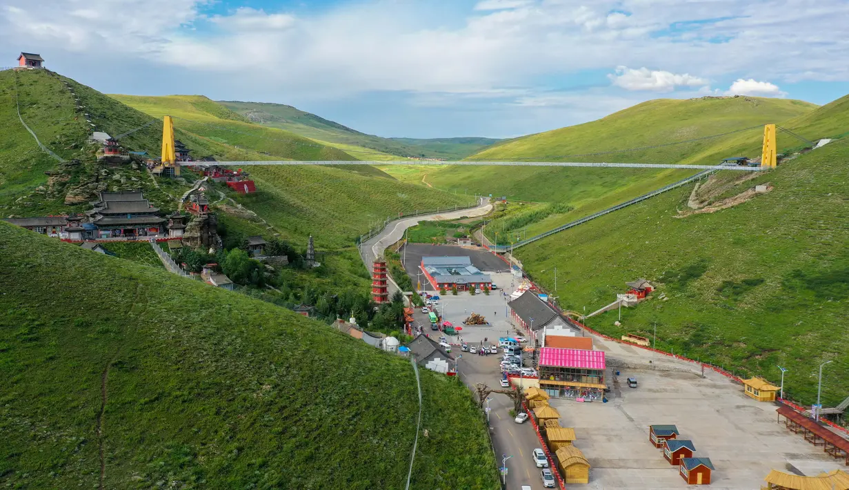 Foto dari udara yang diabadikan pada 15 Agustus 2020 ini menunjukkan kawasan wisata nasional Hongshiya di Wilayah Zhuozi, Ulanqab, Daerah Otonom Mongolia Dalam, China utara. (Xinhua/Peng Yuan)