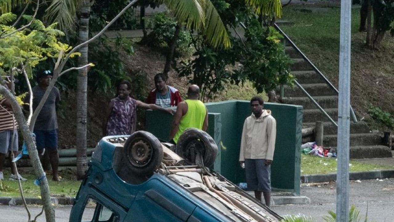 “Semuanya terbakar, manusia benar-benar tidak ada batasnya,” kata Olivia Iloa, mahasiswa Kaledonia Baru, sebagaimana dikutip Reuters. Foto: Delphine Mayeur/AFP<br>