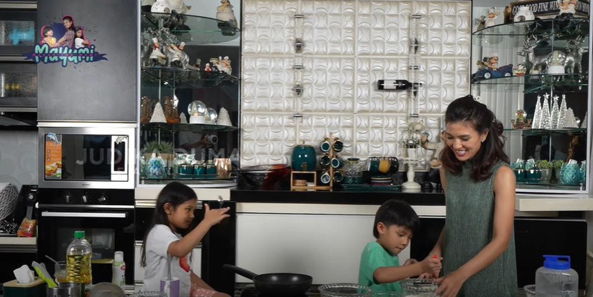 7 Potret Dapur Judika dan Duma Riris yang Elegan, Dipasang Rak Kaca - Banyak Pajangan Unik