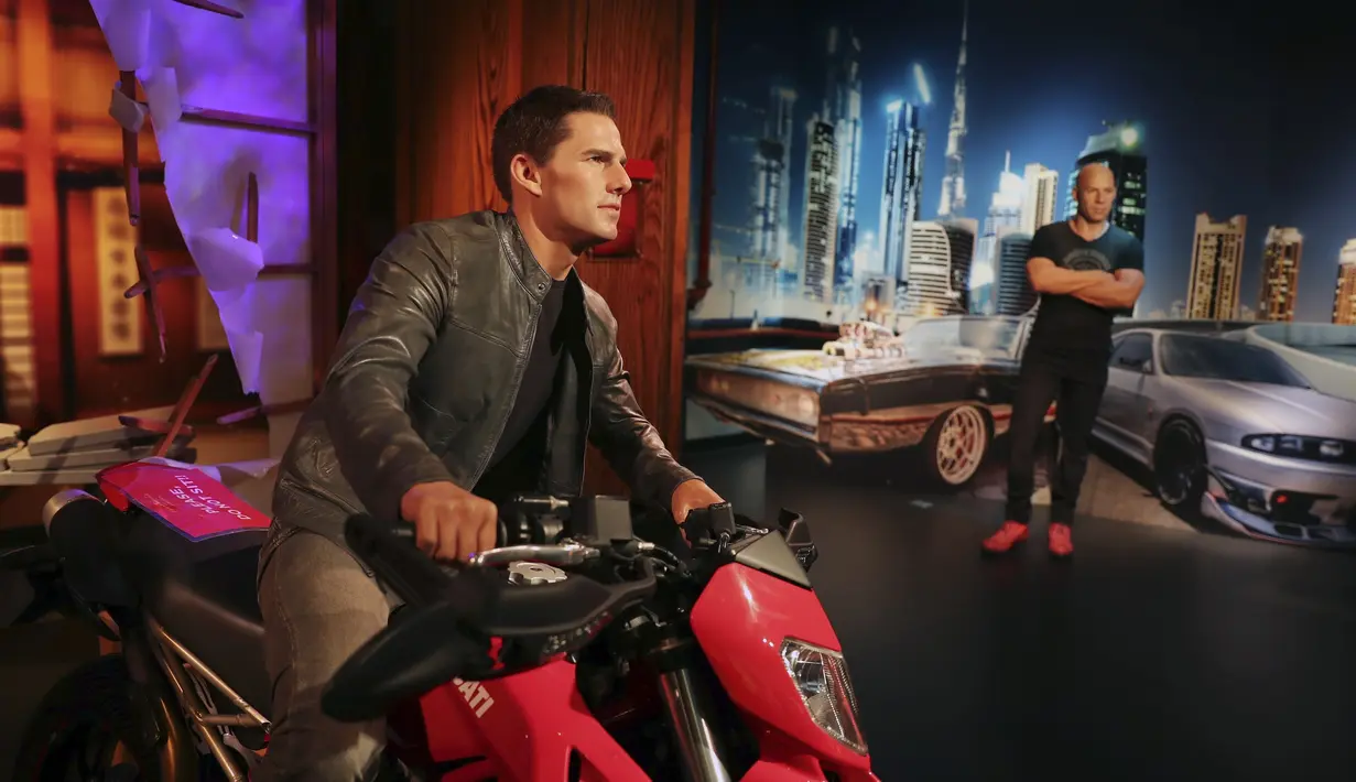 Patung lilin aktor Amerika, Tom Cruise, dipajang pada pembukaan museum Madame Tussauds, di Dubai, UEA, Rabu (13/10/2021). Atraksi lilin terkenal di dunia ini menampilkan 60 selebriti dan pemimpin, dari Kylie Jenner hingga Presiden China Xi Jinping dengan bintang Bollywood. (AP/Kamran Jebreili)