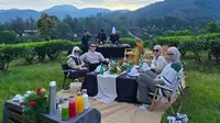 6 Potret Piknik Mewah Syahrini dan Reino Barack, Nikmati Sarapan di Kebun Teh