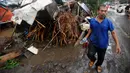 Pohon tumbang menimpa warung kopi dan kabel listrik akibat hujan es disertai angin kencang di pinggir Jalan Raya Sawangan Depok, Minggu (09/10/20222). Hujan badai ini membuat listrik di kawasan Sawangan dimatikan oleh PLN.  (merdeka.com/Arie Basuki)