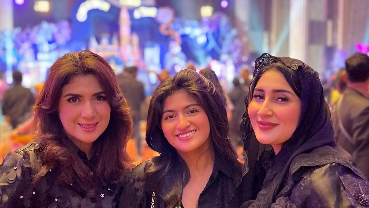 7 Potret Tania Nadira Bersama Ibu dan Adik yang Cantik Semua
