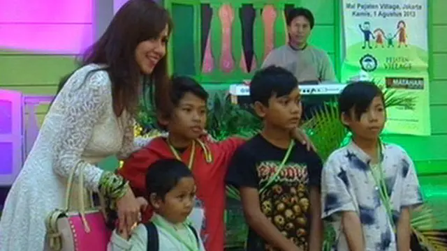 Belanja Bersama Anak Kolong Jembatan dan Venna Melinda