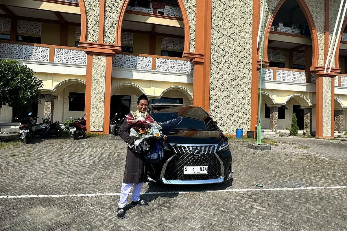 Potret wisuda Gus Bima anak Anwar Zahid (Sumber: Instagram/@_izzul_haq)