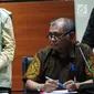 Petugas KPK menunjukan barang bukti uang tersangka Wali Kota Tegal Siti Masitha terkait dugaan suap pengelolaan dana jasa kesehatan di RSUD Kardinah dan pengadaan barang jasa di Gedung KPK, Jakarta, Kamis (30/8). (Liputan6.com/Helmi Afandi)