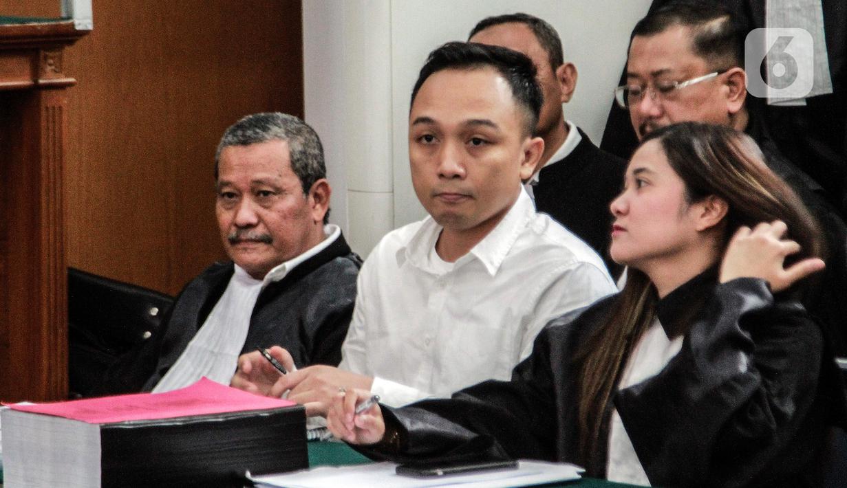 Terdakwa Ricky Rizal menjalani sidang lanjutan pemeriksaan saksi kasus pembunuhan berencana Brigadir Yosua Hutabarat atau Brigadir J di Pengadilan Negeri Jakarta Selatan, Senin (7/11/2022). Sidang lanjutan kasus Ferdy Sambo kali ini ada penggabungan terdakwa, Eliezer, Ricky Rizal dan Kuat Ma'ruf. (Liputan6.com/Johan Tallo)