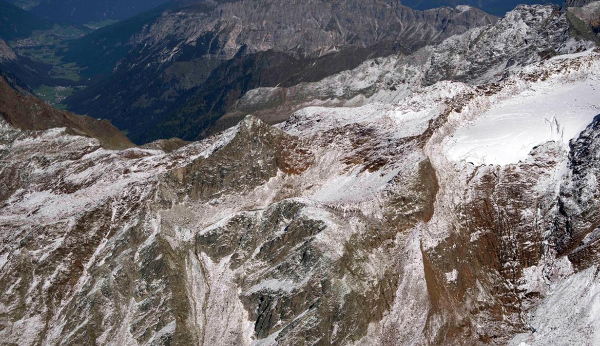 Gunung Gamsspitzl dengan Gletser Freigerferner terlihat di dekat Innsbruck, Austria, 25 September 2023. Gletser tersebut terbelah menjadi dua bagian, dan keduanya berlubang. Rongga besar tersebut menunjukkan bahwa udara hangat mengalir melalui dasar gletser, menyebabkan pencairan tambahan dan akhirnya menyebabkan runtuhnya lapisan es datar. (AP Photo/Matthias Schrader)