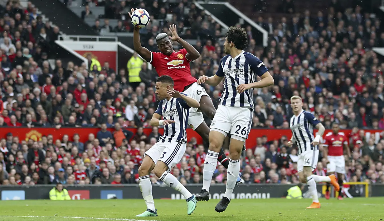 Pemain Manchester United, Paul Pogba melakukan pelanggaran dengan menahan bola saat melawan West Bromwich pada lanjutan Premier League di Old Trafford, Manchester,(15/4/2018). Manchester United kalah 0-1. (Nick Potts/PA via AP)