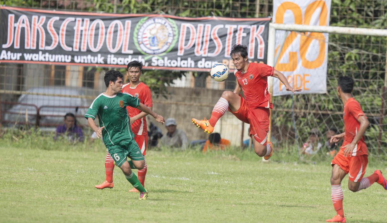 Bek Persija Jakarta, Gunawan Dwi Cahyo, berusaha membuang bola dari rebutan pemain PS AD pada laga uji coba di Lapangan Villa 2000, Tangerang, Jumat (4/3/2016). (Bola.com/Vitalis Yogi Trisna)