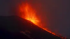 Gunung Etna mengeluarkan lava panas saat meletus di pulau selatan Sisilia, Italia, Senin (7/12). Gunung berapi tertinggi di Eropa tersebut kembali memuntahkan abu vulkanik setelah dua tahun tidak ada aktivitas. (REUTERS/Antonio Parrinello)