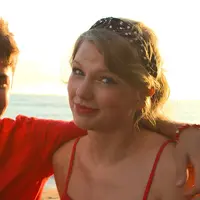 Saat Justin Bieber tampil di iHeartRadio tahun 2016, Taylor Swift tertangkap sedang minum dan melihat ke arah lain seakan tak peduli. (Aussie Gossip)