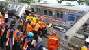 Petugas mengevakuasi gerbong KRL yang anjlok di Kebon Pedes, Bogor, Jawa Barat, Minggu (10/3). Belum diketahui penyebab pasti anjloknya kereta. (Liputan6.com/Immanuel Antonius)