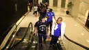 Pemain Persib saat tiba di hotel setelah final Piala Presiden 2015 di Stadion Utama Gelora Bung Karno, Jakarta, Minggu (18/10/2015). (Bola.com/Nick Hanoatubun)