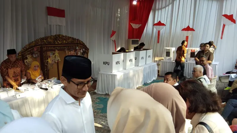 Cawapres 02, Sandiaga Uno, bersama mengantre di TPS di dekat kediaman orangtuanya di Kebayoran Baru, Jakarta Selatan. (Liputan6.com/Ady Anugrahadi)