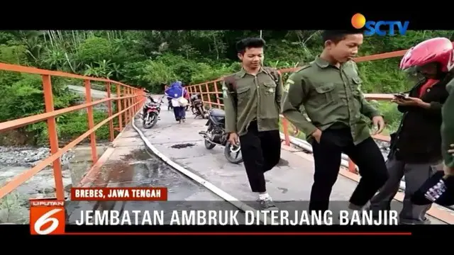 Akibat hujan deras, Jembatan Plompong di Brebes, Jawa Tengah, ambruk diterjang banjir bandang. Warga terpaksa memutar arah sejauh 20 kilometer untuk menuju wilayah kota.
