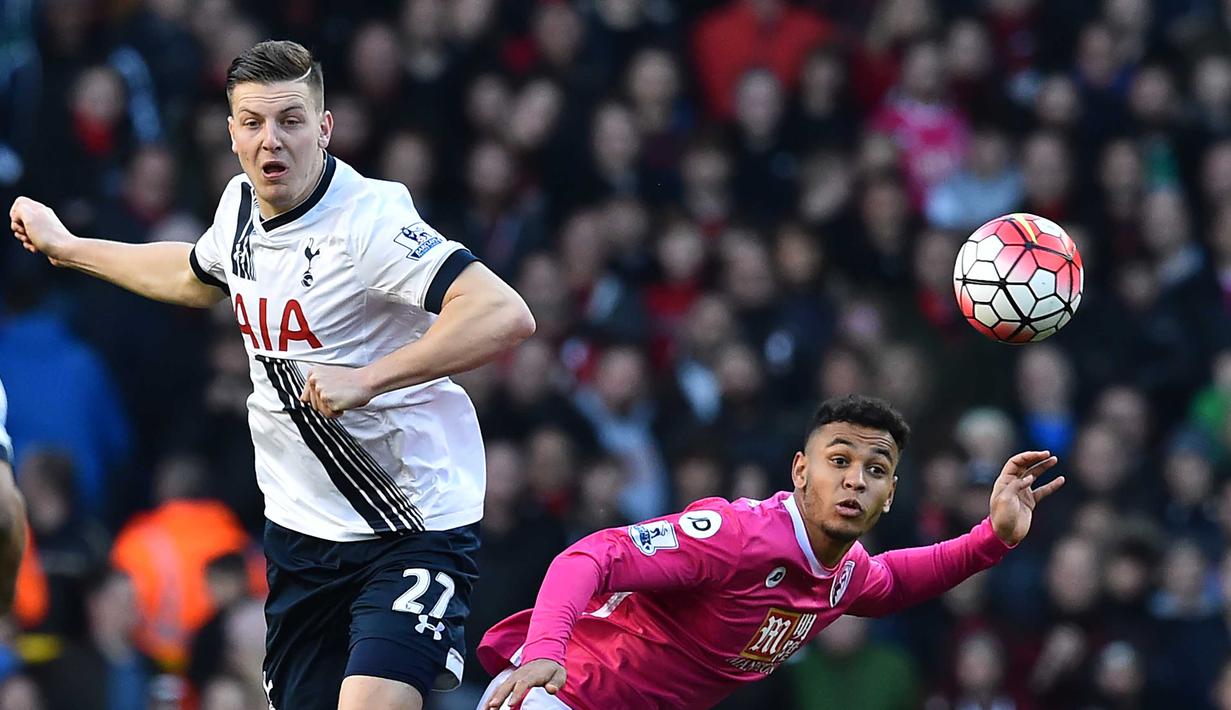 Pemain Tottenham Hotspur,  Kevin Wimmer (kiri) berduel dengan pemain Bournemouth,  Joshua King  pada lanjutan liga Inggris di Stadion White Hart Lane, London, Minggu (20/3/2016). (AFP/Ben Stansall)