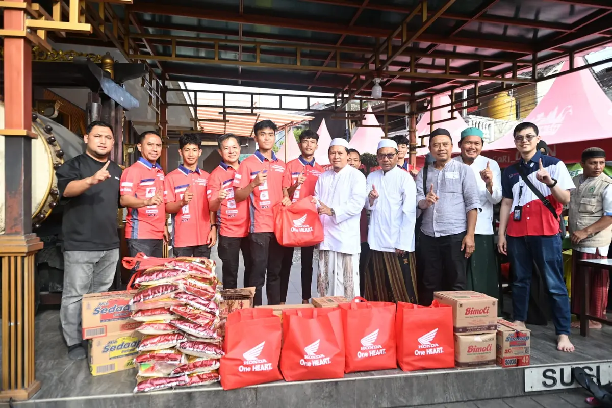 Pembalap AHRT Bagikan Sembako di Bali