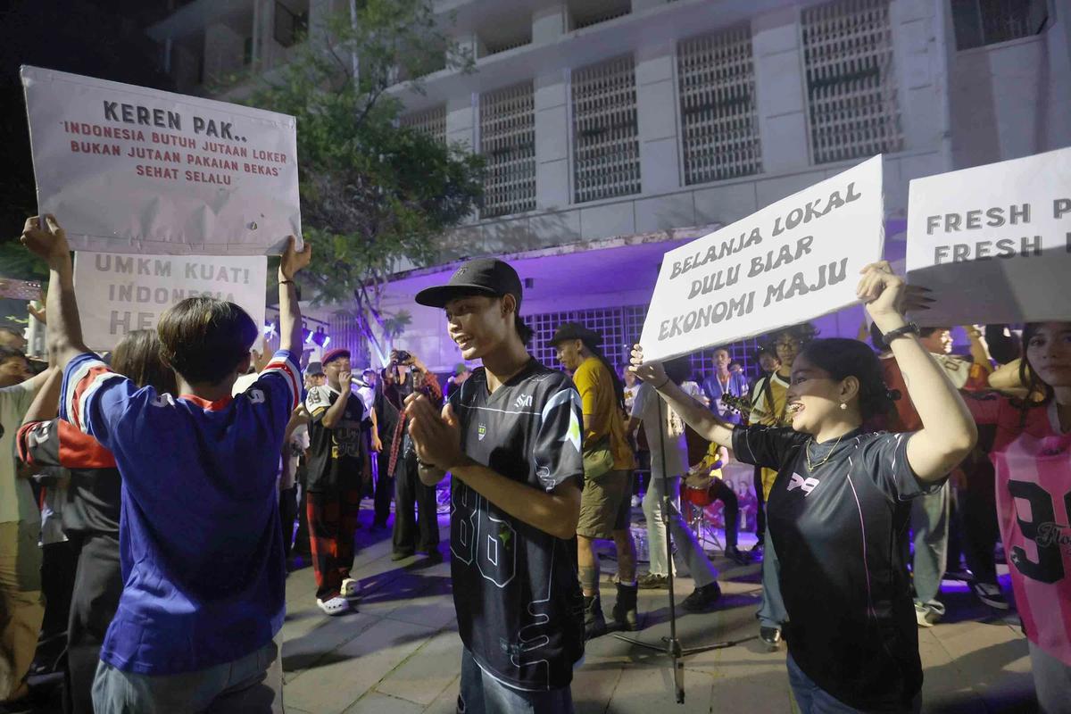 FOTO: Seniman dan Komunitas Rayakan Dukungan bagi UMKM Konveksi Lokal