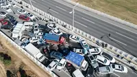 Beberapa mobil dan truk terlihat terjebak dan bertumpuk satu sama lain di jembatan Zhengxin Huanghe dalam gambar dan video di media sosial (AFP)