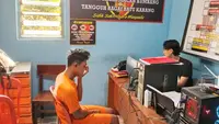 Terduga pelaku pencurian yang selamat, yaitu AG, diamankan di Polsek Sukaraja. (Liputan6.com/Fira Syahrin)