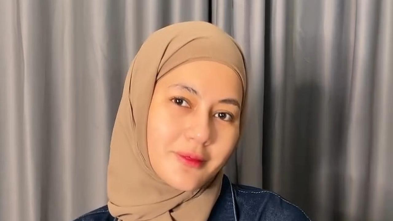 4 Potret Look Hijab ala Paula Verhoeven Tanpa Peniti dan Jarum Pentul