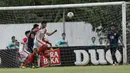 Pemain UMM duel udara dengan pemain STIMED Nusa Palapa pada laga Torabika Cup 2017 di Stadion Cakrawala, Malang, Rabu (22/11/2017). UMM Imbang 2-2 dengan STIMED Nusa Palapa. (Bola.com/M Iqbal Ichsan)