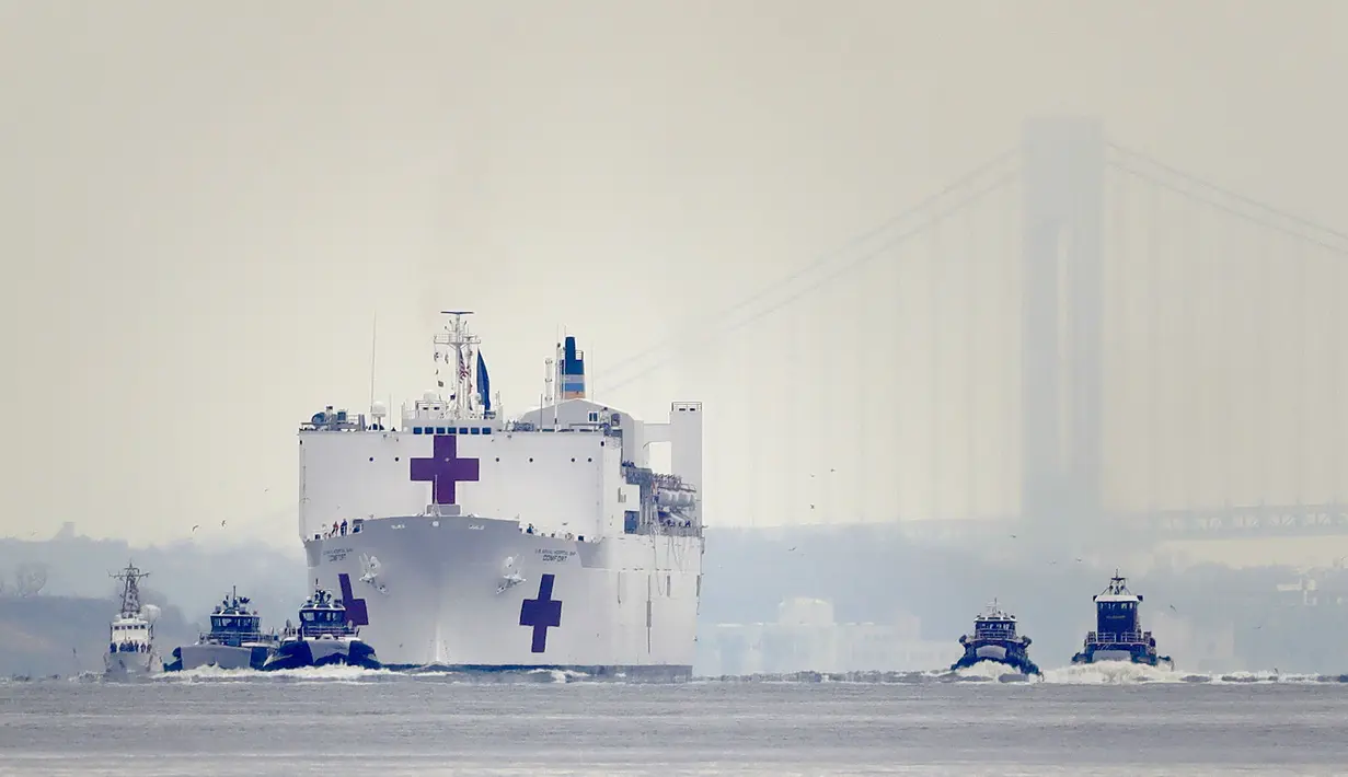 Kapal Rumah Sakit Angkatan Laut USNS Comfort tiba di New York, Amerika Serikat, Senin (30/3/2020). Kapal ini dikerahkan untuk mendukung sistem perawatan kesehatan pasien virus corona COVID-19 di New York. (AP Photo/Seth Wenig)