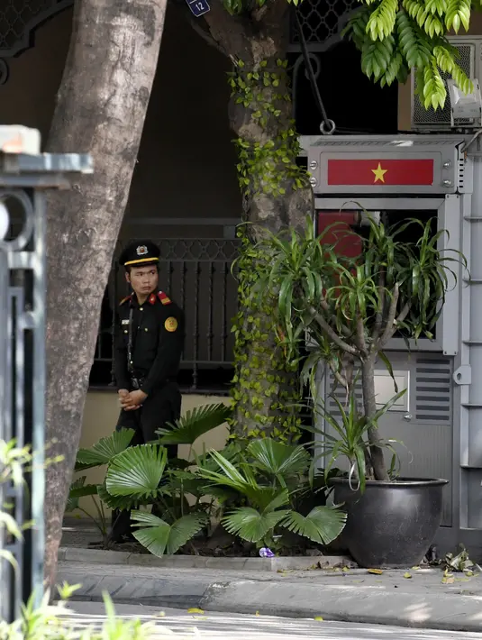 Polisi mengamankan kediaman pribadi Presiden Vietnam Tran Dai Quang di Hanoi (21/9). Media pemerintah melaporkan Presiden Vietnam Tran Dai Quang meninggal pada 21 September di usia 61. (AFP Photo/Nhac Nguyen)