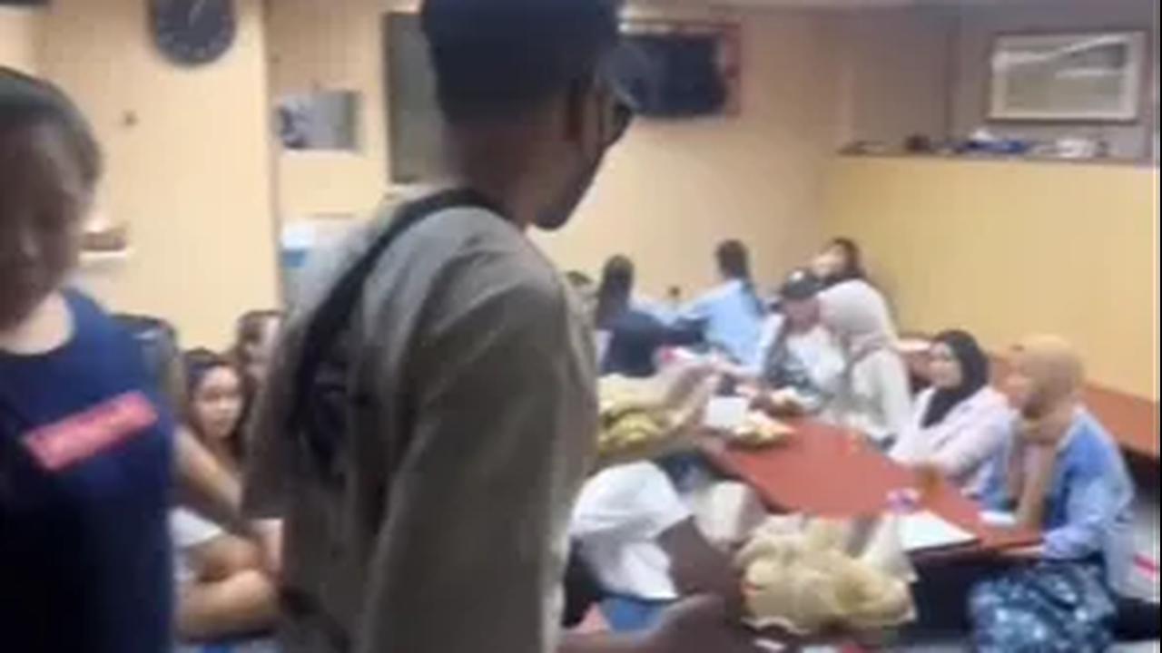 "Dia berpura-pura menjadi pelayan mengantarkan pesanan ibunya," demikian dikutip dari keterangan video.