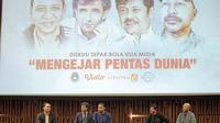 Diskusi sepak bola bertajuk Mengejar Pentas Dunia yang digelar oleh Liputan6.com menghadirkan Coach Luis Milla, Indra Sjafri dan Fachri Husaini di SCTV Tower, Jakarta pada Rabu (18/10/2017).  (Bola.com/Peksi Cahyo)