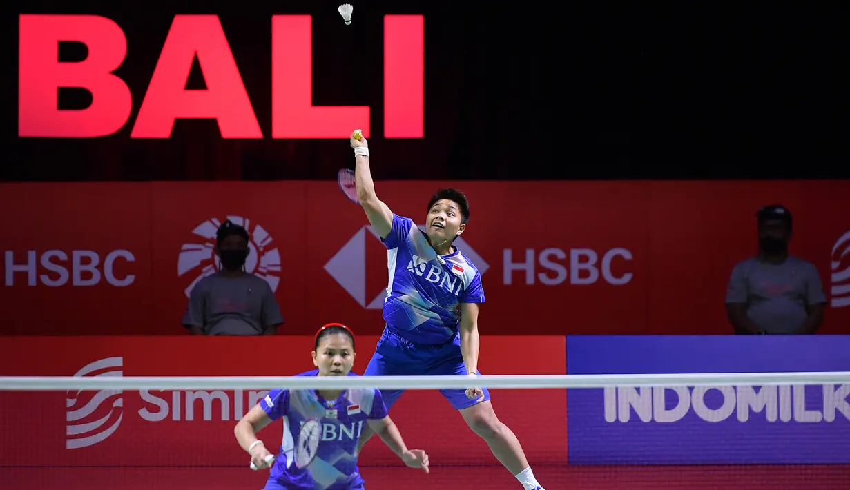 Dalam partai final yang digelar di Bali International Convention Center, Minggu (28/11/2021), Greysia/Apriyani memulai game pertama dengan unggul 11-10 di interval. Skor pun sempat imbang 16-16 hingga 17-17. (Dok. PBSI)