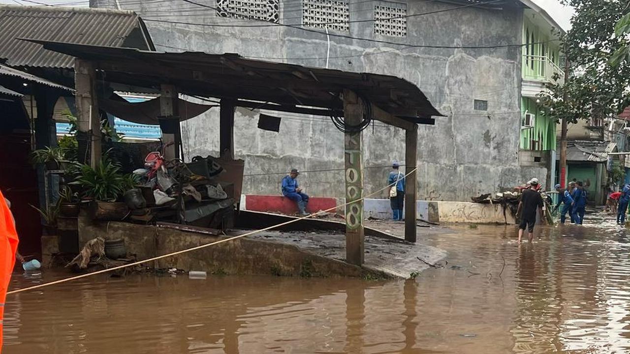 Wagub Jakarta Rano Karno meninjau wilayah banjir di Kawasan Lebak Bulus, Jakarta Selatan. Tepatnya di Jalan Kamboja Nomor 5, RT5/RW8, Lebak Bulus, Kecamatan Cilandak.