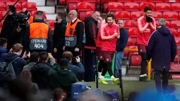 Pemain Barcelona Lionel Messi (kiri) dan Luis Suarez memasuki lapangan untuk berlatih bersama jelang menghadapi Manchester United (MU) pada leg pertama perempat final Liga Champions 2018/19 di Old Trafford, Manchester, Inggris, Selasa (9/4). (Reuters/Lee Smith)
