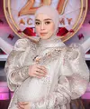 Lesti Kejora kini tengah hamil anak ke-3. Meski sedang hamil dan mengurus kedua anak-anaknya, ia tetap eksis di acara-acara dangdut. [@lestikejora]