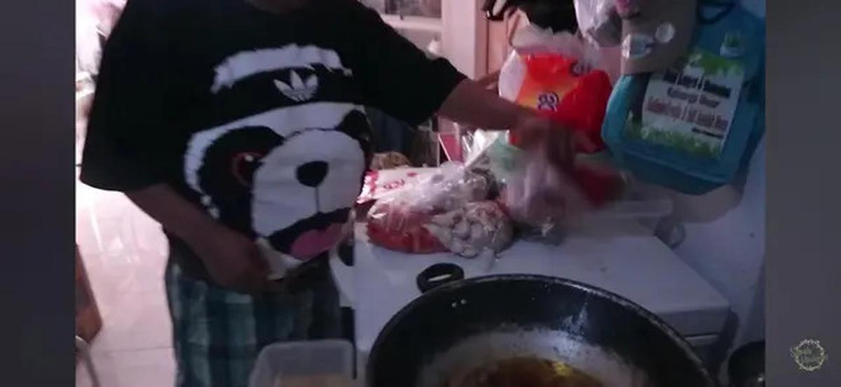 9 Potret Dapur Suti Karno 'Atun' Si Doel, Modelnya Sederhana Namun Berfungsi Optimal