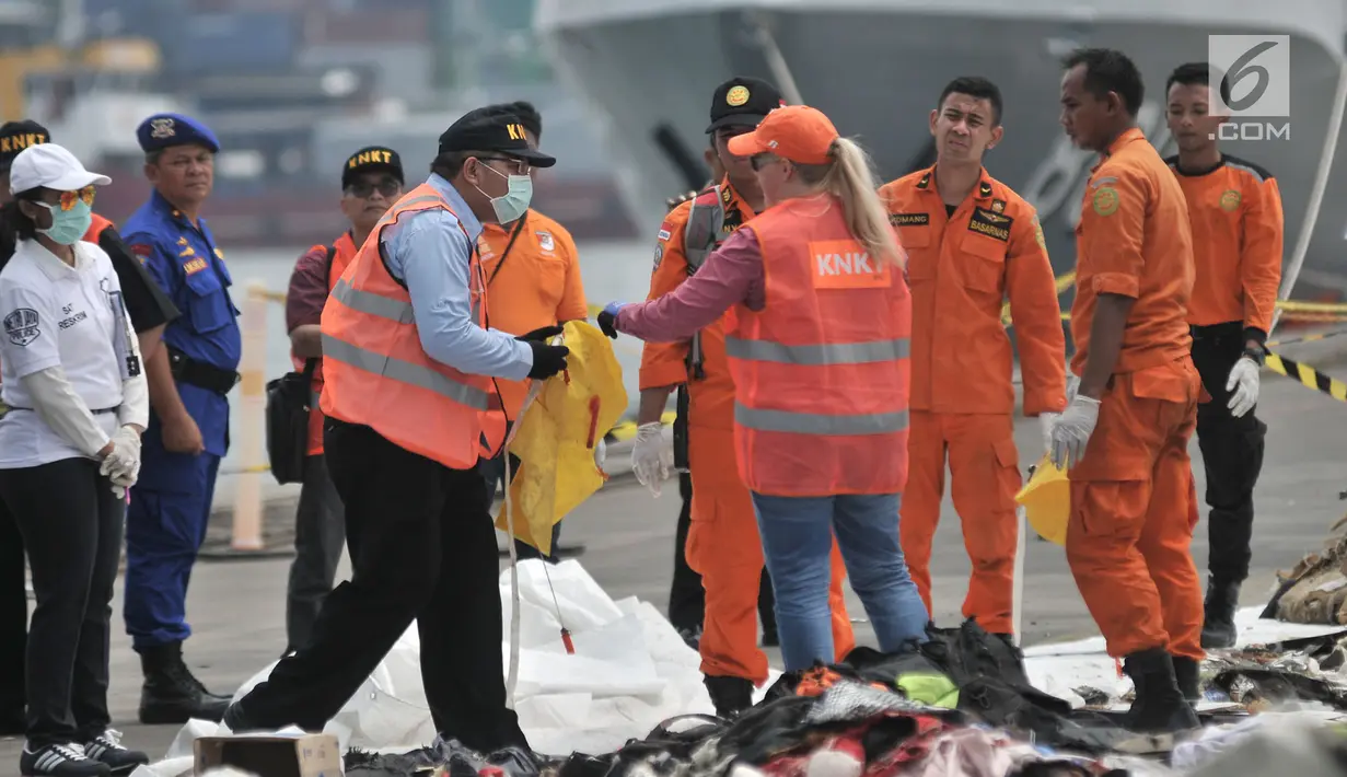 Penyelidik dari KNKT Indonesia dan Dewan Keselamatan Transportasi Nasional (NTSB) Amerika Serikat memeriksa puing-puing pesawat Lion Air JT 610 PK-LQP yang terkumpul di Pelabuhan Tanjung Priok, Jakarta, Kamis (1/11).  (Merdeka.com/ Iqbal S. Nugroho)