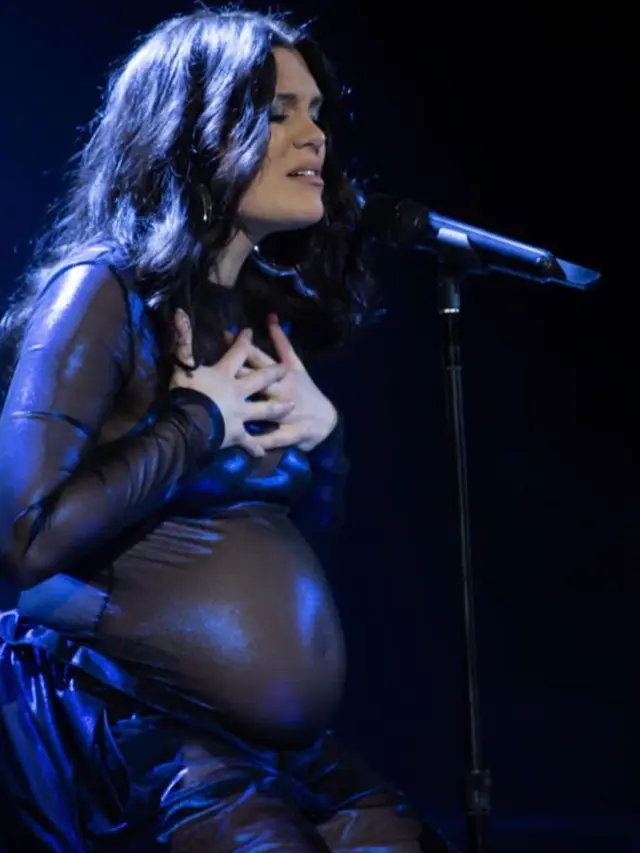 Jessie J tampil memesona saat manggung sambil memamerkan baby bump